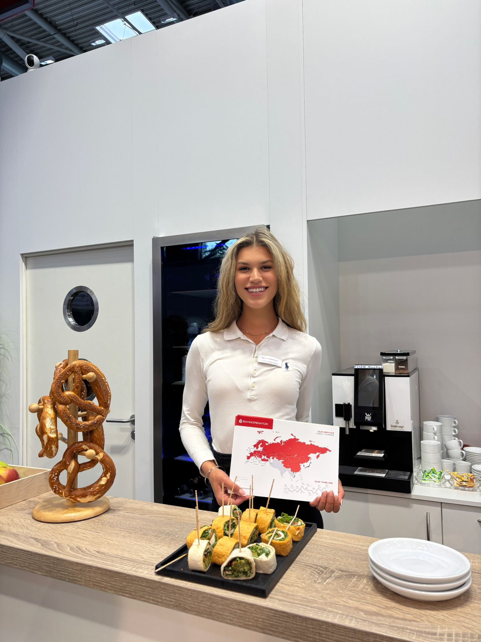 Messehostessen Bochum begrüßen Besucher professionell am Messestand während einer großen Fachmesse.