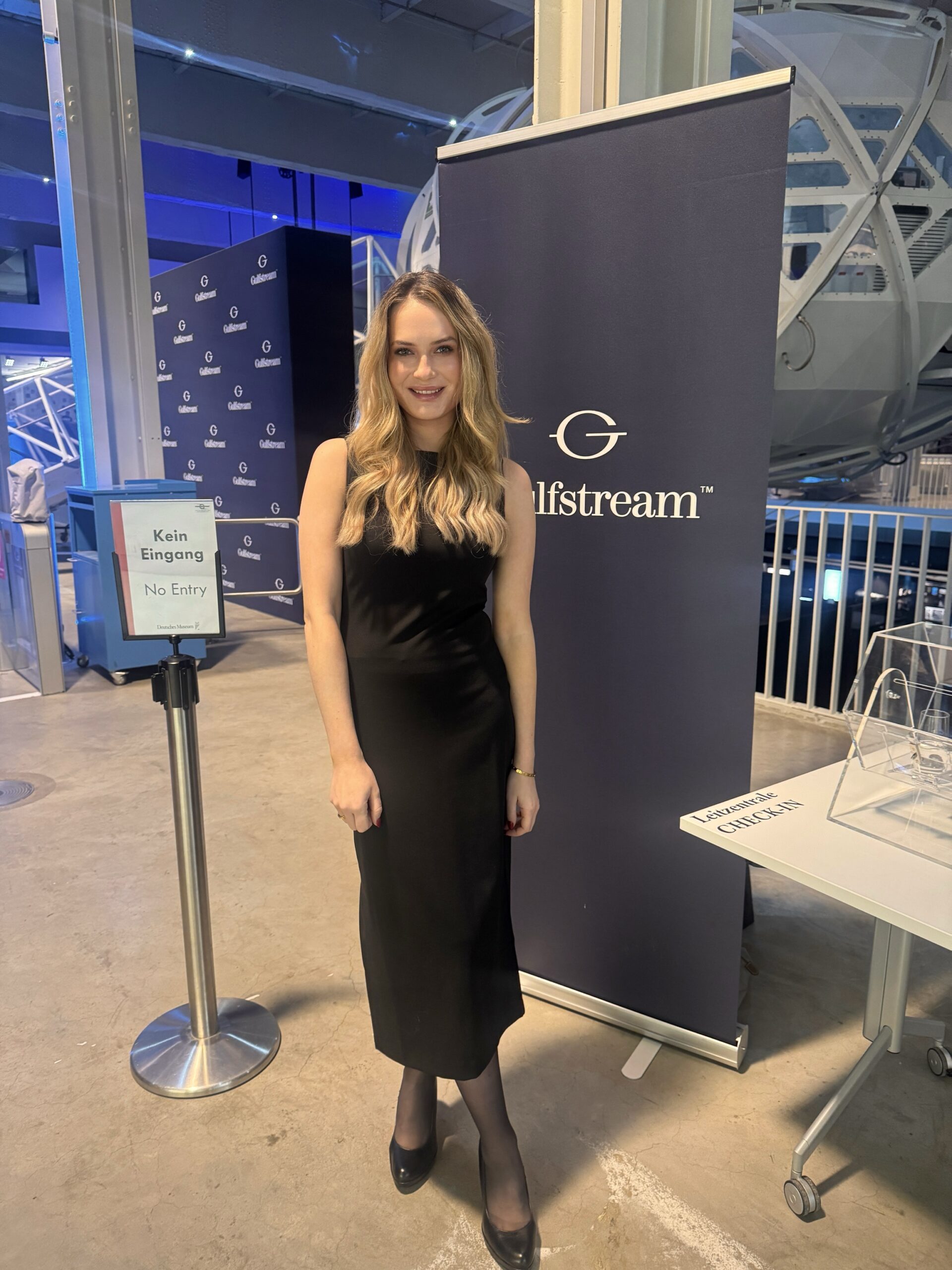 Messehostessen Münster unterstützen Anwaltskanzleien bei professionellem Auftritt auf juristischen Fachkongressen und Karrieremessen.